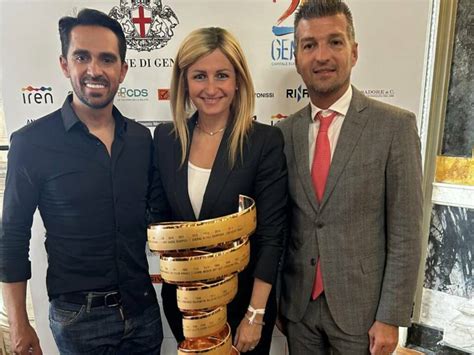 Contador A Genova Con Il Trofeo Del Giro Ditalia Importante Fare