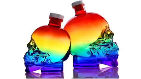 Una Marca De Vodka Celebra El Orgullo Con Una Botella Arcoiris En Forma