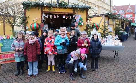 Weihnachtsmann Bringt Kinderaugen Zum Leuchten