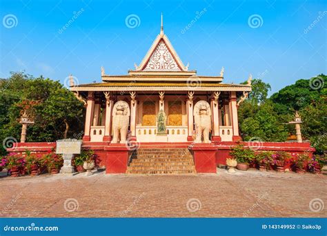 Wat Phnom Temple, Phnom Penh Stock Photo - Image of culture, blue ...