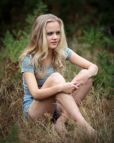 Adolescent Assez Blond S Asseyant Dans L Herbe Image Stock Image Du