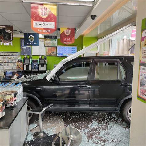 快訊／休旅車撞進台中超商 店員、顧客嚇壞逃跑｜東森新聞：新聞在哪 東森就在哪裡