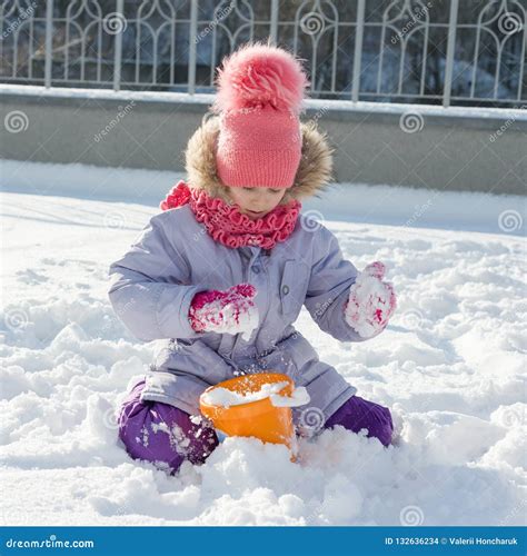 Retrato Exterior Do Inverno Da Menina Da Crian A Que Sorri E Que Joga