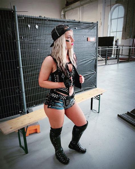 Pin By Naomi Higgins 🌻 On Toni Storm Toni Storm Fashion Wwe Women