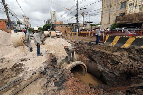 Moradores comemoram avanço nas obras de drenagem e pavimentação na