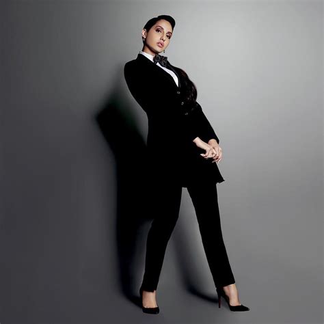 Nora Fatehi New Hot Look फरमल सट म नर फतह क दख All Black लक