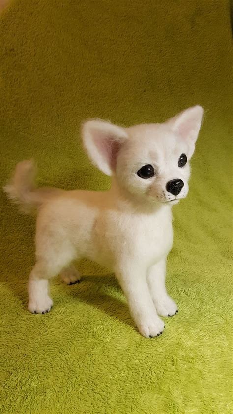 Войлочная игрушка чихуахуа.