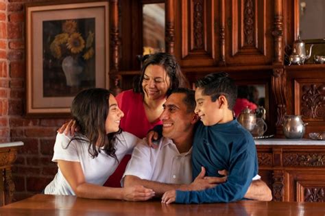 Imágenes de Familia Latina Compartiendo Descarga gratuita en Freepik