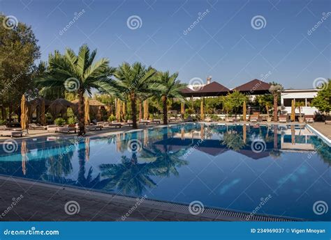 Piscine Du Luxueux Resort Tropical Image Stock Image Du Sunbed