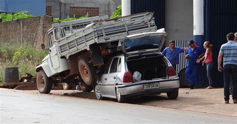 G1 Caminhonete Sem Freio Desce Avenida E Para Em Cima De Carro