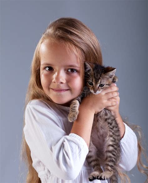 Petite Fille Adorable Et Son Chaton Image Stock Image Du Filles