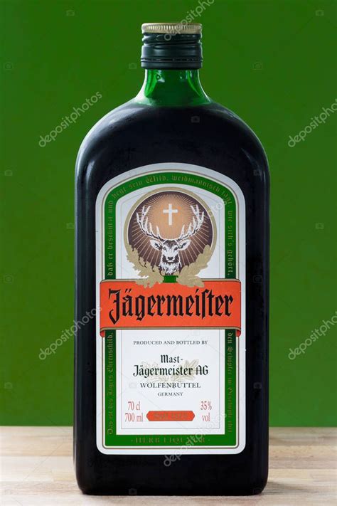 Zagreb Croacia 06 De Abril De 2015 Botella De Jagermeister Sobre