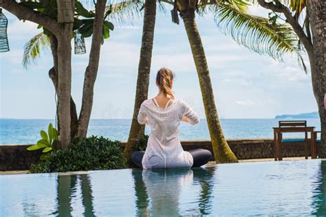 La Femme Du Dos S assied Dans La Pose De Lotus étirant Des Mains