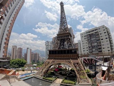 Vivienda Conozca La Torre Eiffel Y El Parque Medieval Que Hicieron En