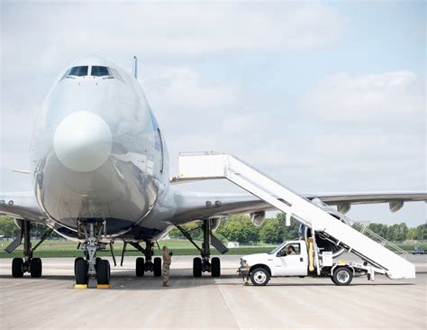 DVIDS - Images - Loading Cargo onto a Boeing 747 [Image 4 of 7]