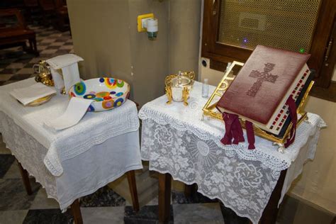 Iglesia Católica Y Chalés Para Celebrar La Misa Foto De Archivo Imagen De Elasticidad Espacio