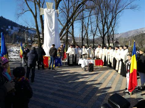 Slujbă de sfințire a monumentului de la Tarcău dedicat Reginei Maria