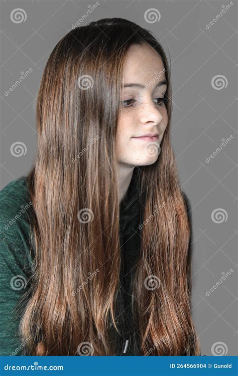 Adolescente Avec De Merveilleux Cheveux Longs Bruns Photo Stock Image