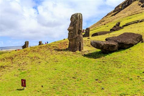 Statue Di Moai Nel Vulcano Rano Raraku Nell Isola Di Pasqua Parco