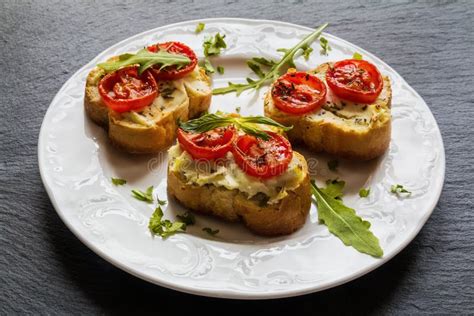 Tostadas Crostini Con Ricotta Los Tomates De Cereza Y El Arugula