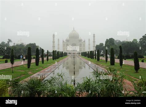 Taj mahal tomb chamber hi-res stock photography and images - Alamy