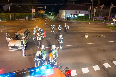 Mopedfahrer Kracht In Auto