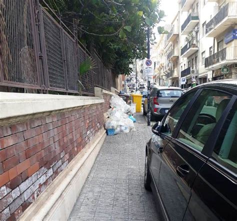 Reggio Calabria anche il centro storico è sommerso dai rifiuti le