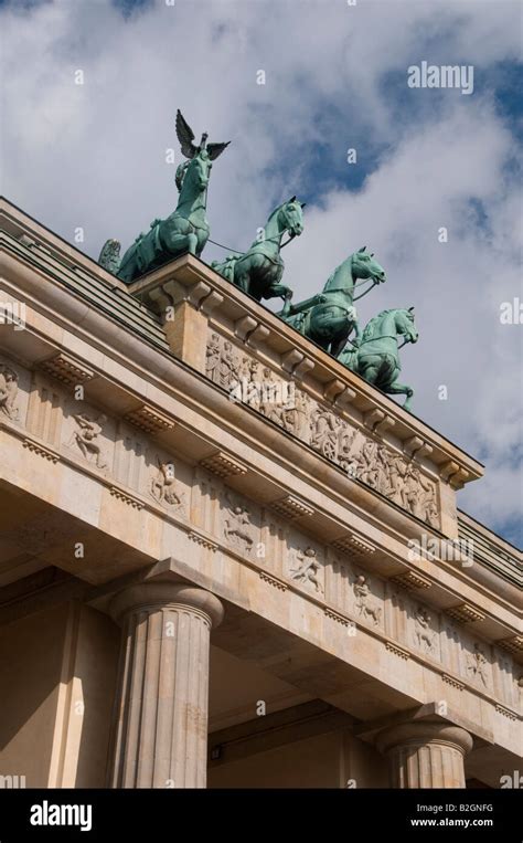 Escultura Que Muestra Quadriga Impulsada Por Una Figura Femenina