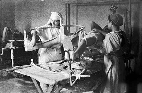 Медсестры советского подвижного госпиталя в Германии накладывают гипс ...