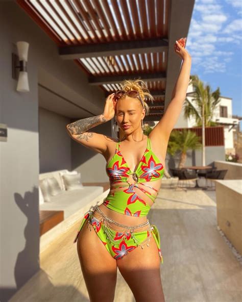 Iggy Azalea Bikini Pictures See Sexiest Swimsuit Photos Life And Style