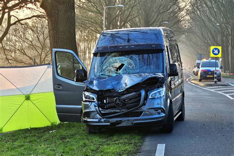 Fietser Raakt Zwaargewond Bij Aanrijding Met Bestelbus Nu Nl