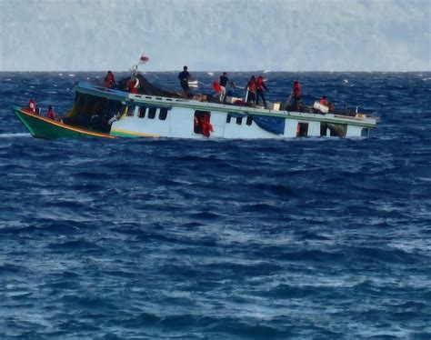 Diterjang Ombak Kapal Laut Rute Luwuk Bangkurung Tenggelam Di Perairan