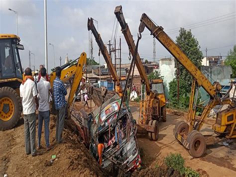 Road Accident In Chhattisgarh Dharsiwa Driver Dead Body Stuck In Truck