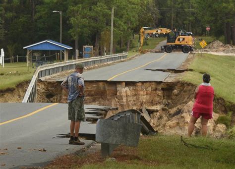 Florence By The Numbers More Than A Dozen Dead Hundreds Of Thousands