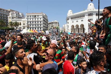 تظاهرات في الجزائر ترفض فريق الحوار الوطني