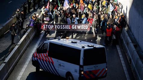 Niederlande Polizei In Den Haag Nimmt Hunderte Klima Aktivisten Wegen