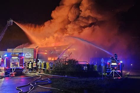 Großbrand in Gewerbegebiet Feuerwehr rückt wegen brennender Metzgerei aus