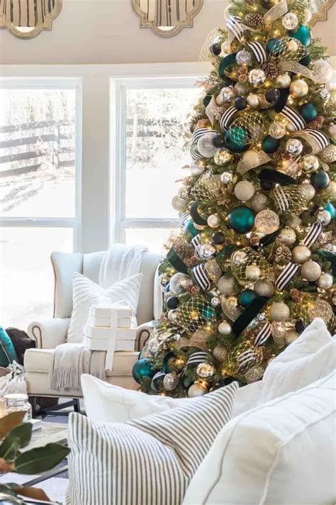 25 Stylish Modern Christmas Tree Decor Ideas - Shelterness