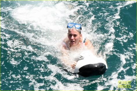 Katy Perry Wears A Striped Bikini At The Beach In Italy Photo 3925722 Bikini Katy Perry
