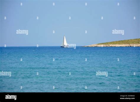 Segelboot Vor Der Isolierten Insel Mit Offenen Segeln Klassisches