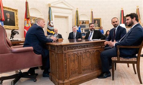 Casa Branca Divulga Fotos Do Encontro De Trump Eduardo Bolsonaro E