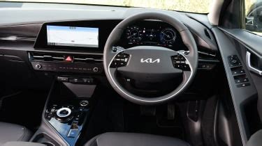 Mg Ev Vs Kia Niro Ev Interior And Infotainment Drivingelectric