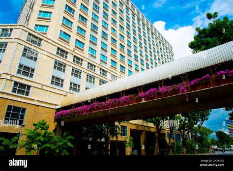 Overhead Pedestrian Bridge - Singapore City Stock Photo - Alamy