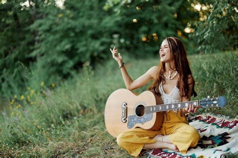 Joven Artista Hippie Toca La Guitarra Y Canta Canciones Con Ropa