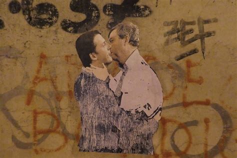 Regionali Liguria A Genova Spunta Il Murales Del Bacio Tra Renzi E L