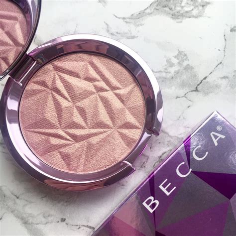 Пока актуально - показываю новый хайлайтер от @beccacosmetics в оттенке ...