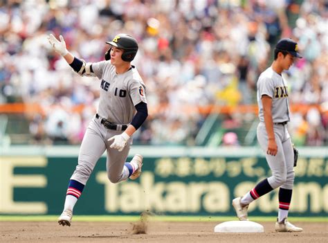 【甲子園】慶応のプリンス丸田湊斗が優勝v弾！ 試合開始1分、史上初の「夏の決勝先頭打者弾」 高校野球夏の甲子園写真ニュース 日刊スポーツ