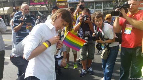 Serbie Ana Brnabic lesbienne devenue Premier ministre participe à la gay pride à Belgrade