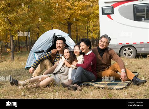 Famille De Cinq Personnes Banque De Photographies Et Dimages Haute