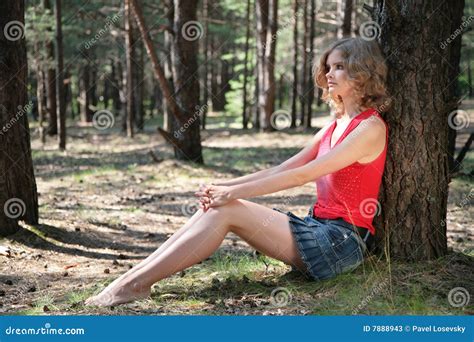 O Blonde Novo Senta se Sob a árvore Na Madeira Imagem de Stock Imagem de povos cara 7888943